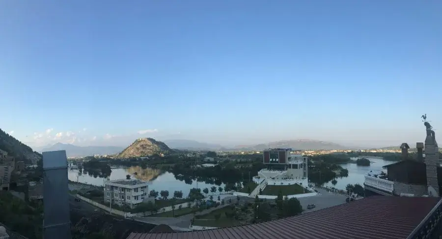 Pogled na grad i rijeku u Albaniji