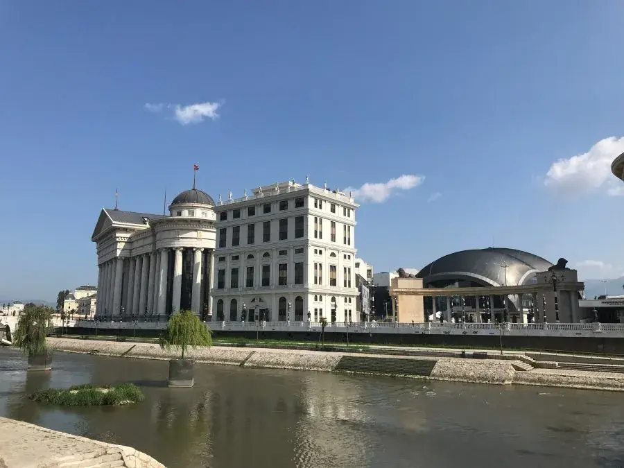 Pogled na Skoplje i rijeku Vardar