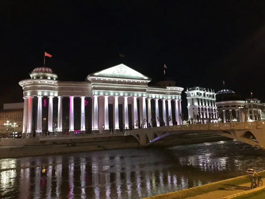 Noćni pogled na Skoplje