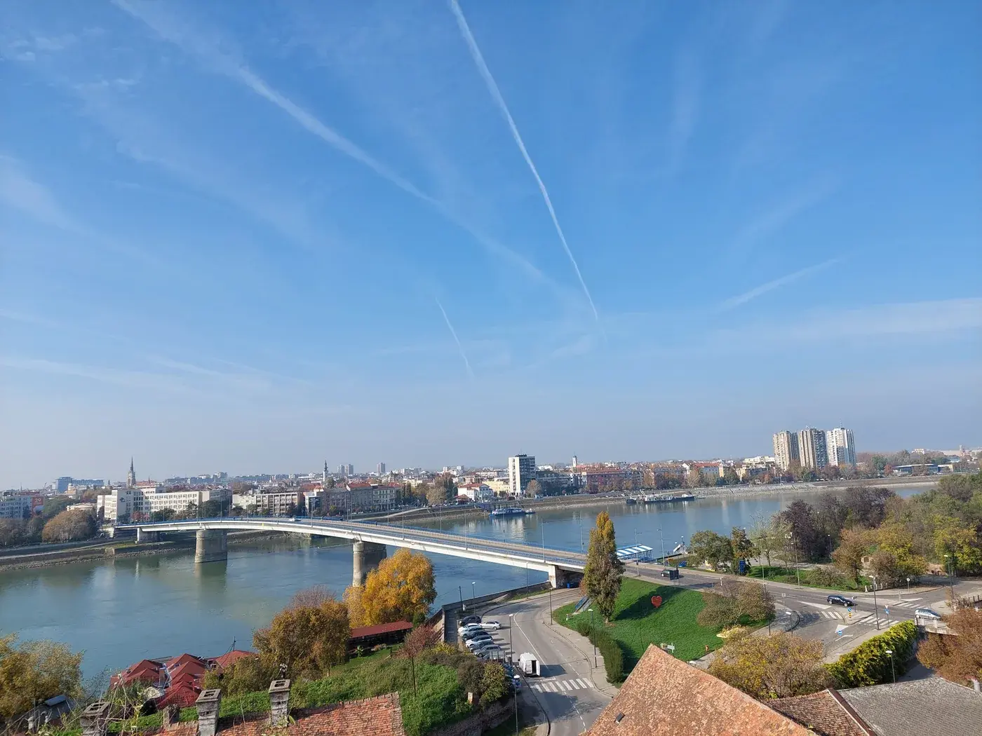 Pogled na most i Dunav u Novom Sadu